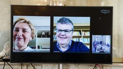 Crevits hoopt dat veel kandidaten zich melden voor werk in cruciale sectoren, zoals de landbouw, die nu tekorten hebben.