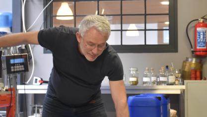 Van de productie van gin, elexir, jenever en likeur schakelde Thomas Cuyvers snel om naar het destilleren van alcohol, zodat apotheken hiervan ontsmettende handgels 
kunnen maken.