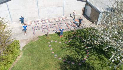 Pluimveehouderij De Cock in Baaigem (Gravere) steekt de hele sector een hart onder de riem!