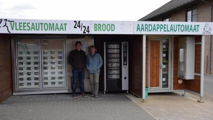 Wouter Saelens en moeder Lydie bij de aardappel-, brood- en diepvriesvleesautomaat.