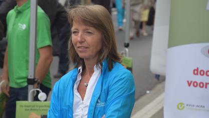 “Het is dan ook onverstaanbaar en onaanvaardbaar dat de Europese Commissie zich vandaag verschuilt achter en beperkt tot ondersteuning van de Europese land- en tuinbouwsector met louter bestaand Gemeenschappelijk Landbouwbudget.”, luidt de kritiek van Sonja De Becker.