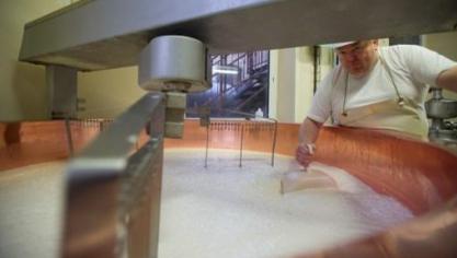 Om grote verliezen van reeds geproduceerde melk te vermijden, zijn de voorschriften voor de productie van bepaalde Franse kazen voorlopig gewijzigd.