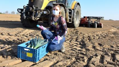 Sabine Neyens helpt onder meer in de preiteelt en met werkzaamheden met  de tractor op de akkers.