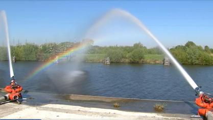Perspulp belandde in Frankrijk in de Schelde en veroorzaakte massale vissterfte. Beluchters pompen nu opnieuw zuurstof in het water. De hoop is op die manier de sterfte te beperken.