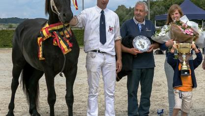 Xandra van de Warande werd in 2017 jeugd- en algemeen nationaal kampioene. Op de foto zien we Daniël Saey en zijn dochter Veronique en haar zoontje Gilles met de beker.