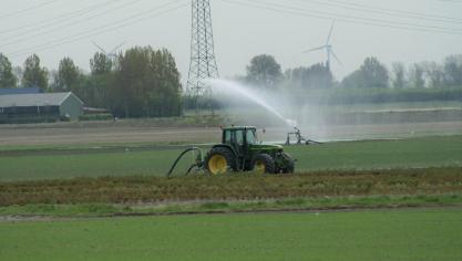 Bij een code oranje adviseert de droogtecommissie alle gouverneurs om een waterverspillingsverbod in te stellen en een captatieverbod op alle onbevaarbare waterlopen uit te vaardigen.
