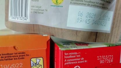 Om voedselverspilling tegen te gaan, moet de overheid consumenten beter informeren over de betekenis van houdbaarheidsdata.