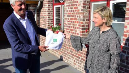 ABS-voorzitter Hendrik Vandamme gaf onlangs een slabbetje aan Vlaams landbouwminister Hilde Crevits, die ruim 3 maanden geleden voor de eerste keer oma is geworden.