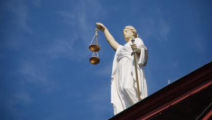 Een veehouder riskeert voor de correctionele rechtbank van Leuven 6 maanden cel en een boete van 242.000 euro voor inbreuken op de milieuwetgeving in en rond zijn bedrijf in Holsbeek.