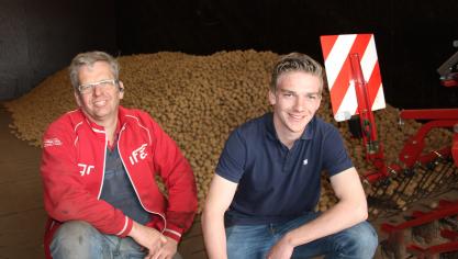Pieter en Jan Pieter Evenhuis. Jan Pieter: “Je kunt niet meer zeggen tegenwoordig: ik ga die koers volgen en over 30 jaar sta ik daar. Die tijd is echt voorbij voor jonge agrariërs.”