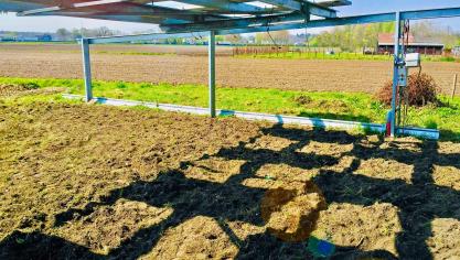 Door zonnepanelen te installeren op landbouwgebied, met name boven akkers, zou men voedselproductie perfect kunnen combineren met de productie van zonne-energie  via zonnepanelen.