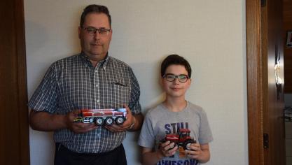De appel valt niet ver van de boom: ook Luc’s zoon, Timo, zette zijn eerste stappen in de modelbouw en bouwde een eigen miniatuur Steyr tractor.