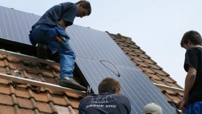 De plaatsing van zonnepalen is een van de middelen voor een energietransitie.