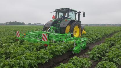 De extra grote werkbreedte (6 m) maakt de opklapbare ridger een tijd- en kostenefficiënte machine.