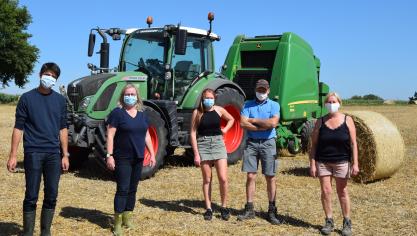 Vlaams minister Benjamin Dalle (links) en de schepen van Landbouw van Lennik Heidi Elpers (tweede van links) werden ontvangen door de familie Lemaire -Taelemans.