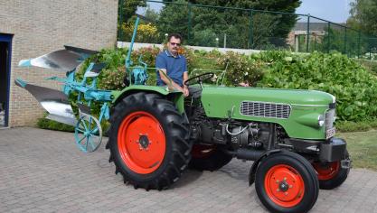 Freddy Marrant op de door hem zorgvuldig gerestaureerde Fendt met aangekoppelde Hert-ploeg.