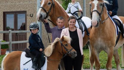 Jurgen Talpe en Stephanie Dewitte met hun kinderen Julie Talpe (pony), Auke Stalpe (voltige paard) en Tiel Talpe (bereden paard).