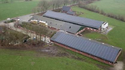 De coöperatieve verzekeraar Univé deed een succesvolle pilot op een boerderij in Groenlo. De 3.000 vierkante meter gesaneerd dak is voorzien van 700 zonnepanelen, waarop 50 huishoudens zijn aangesloten.