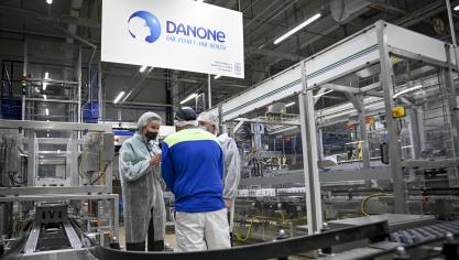 Koningin Mathilde bracht in oktober nog een bezoek aan de Danone-fabriek in Rotselaar.