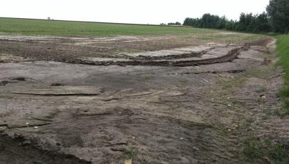 Geulvorming en sedimentatie op een grote akker veroorzaken water- en modderoverlast in Linter