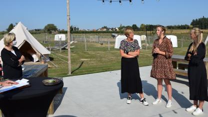 Ines Theunis staat in het midden rechts.