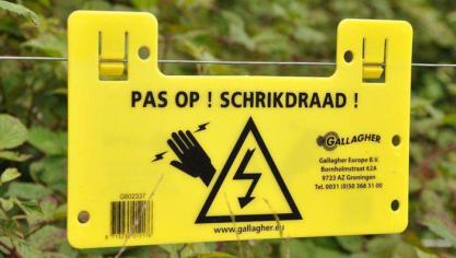 De aanwezigheid van een schrikdraadinstallatie moet worden aangeduid door middel van driehoekige waarschuwingsborden die een zwarte bliksem op gele achtergrond weergeven.