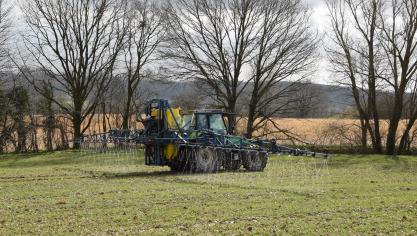 De juiste meststoffenkeuze en -strategie (zoals gekorreld of vloeibaar, fractionering) bepaalt veel inzake de efficiëntie van de bemesting, naast het toedieningstijdstip.