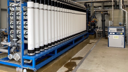 Het teruggewonnen water wordt vervolgens hergebruikt in het centrale ‘nutsbedrijf’ van de fabriek, als proceswater en voor de productie van stoom voor de noodzakelijke opwarming van ketels en leidingen.