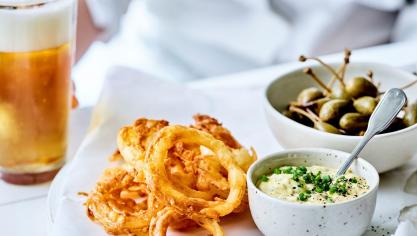 Uienringen met spicy dipsaus