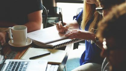 Help als landbouwer deze 2 studenten verder door het invullen van een enquête.