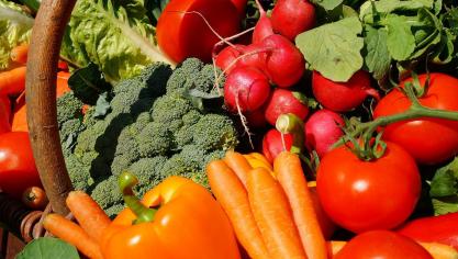 1 van de 7 tips is om meer groenten en fruit te eten.