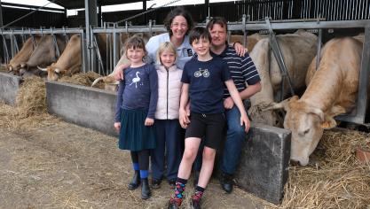 In 2016 schakelden Pieter en Annelies over naar biologische landbouw. Terwijl Pieter de slagerij leidt, zorgt Annelies voor de dieren.