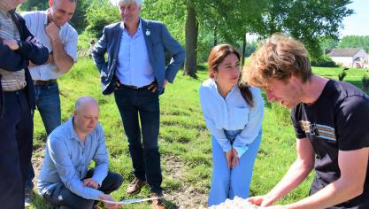 Voor het project ‘Boer zoekt natuur, natuur zoekt boer’ werken ABS en Natuurpunt samen, ook Vlaams minister Zuhal Demir voorziet Vlaamse subsidies.
