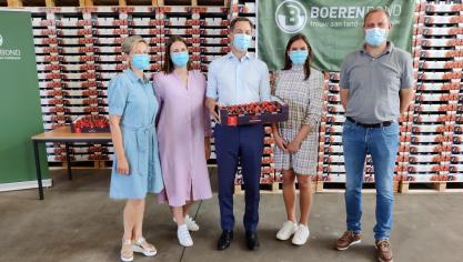 Eerste minister Alexander De Croo erkent dat de aardbeiteelt een belangrijke sector is in Vlaanderen.