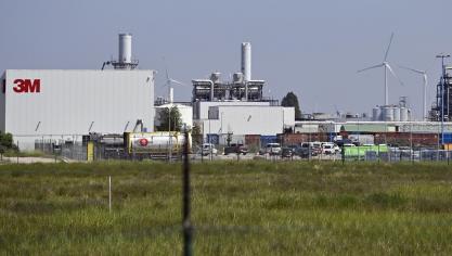 De PFOS-problematiek treft vroeg of laat ook de professionele land- en tuinbouwers die in de buurt van de 3M-site actief zijn, klinkt het bij de gemeente Zwijndrecht.