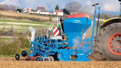 Deze Lemken Solitair Duo biedt tal van mogelijkheden voor het gelijktijdig uitbrengen van zaaigoed, meststoffen evenals zaden voor groenbemestings-gewassen.