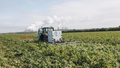 Vooraan de tractor wordt het elektrolyt Volt.Fuel verspoten, achteraan volgt de elektrocutie van het aardappelloof.