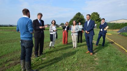 De Nederlandse Ambassadeur Pieter-Jan Kleiweg de Zwaan, Landbouwraad Carla Boonstra en Landbouwattaché Caroline Schauwvlieger werden door Boerenbondvoorzitter Sonja De Becker ontvangen op het Praktijkpunt Landbouw Vlaams-Brabant.