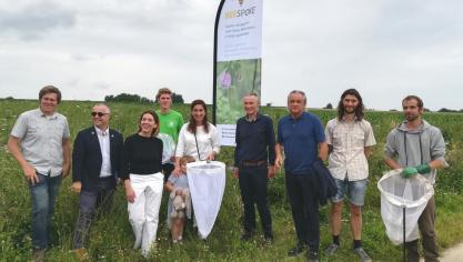 Minister Demir met medewerkers UGent, VLM en Natuurpunt van het project Beecare.