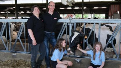 Wim, Ptra, Ante en Stiene met hun 10.000 kg prijzenkoe Meltoy.
