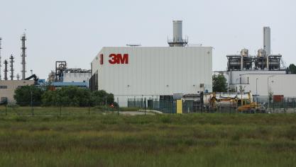 Federaal minister Clarinval, onder meer bevoegd voor het FAVV, werd in de Commissie Gezondheid van de Kamer aan de tand gevoeld over de PFOS-vervuiling op en rond de 3M-site in Zwijndrecht.