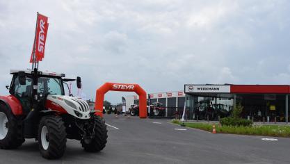 Om aan de positionering van het premiummerk ‘Steyr’ te werken, trok een demotour door België en Nederland.