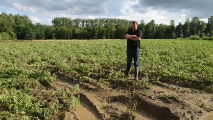 Akkerbouwers An en Geert zagen hun aardappelen dag na dag verder verzuipen in het water, en een deel van hun inkomen in rook opgaan.