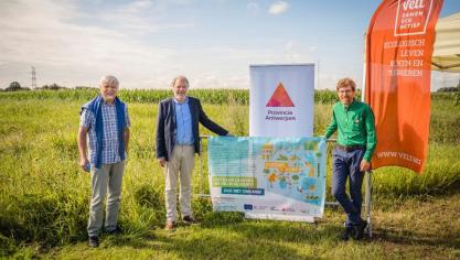 V.l.n.r. Rob Mennes, burgemeester Schelle – Ludwig Caluwé, gedeputeerde voor Landbouw – Stijn Overloop, directeur Velt.