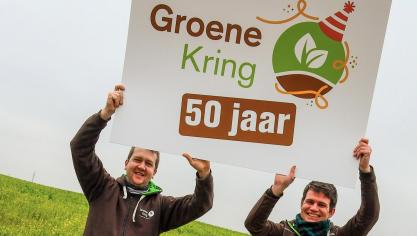 Het nieuwe feestlogo werd begin dit jaar met trots getoond door voorzitter Bram en toenmalig ondervoorzitter Sam.