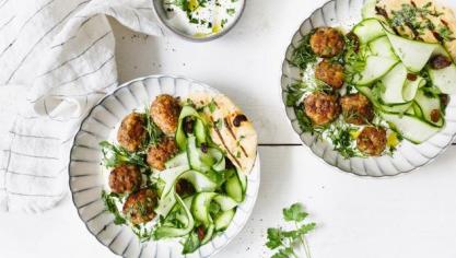 gehaktballetjes_van_lamsvlees_met_komkommersalade_yoghurt_en_platbrood_3