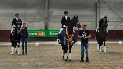 De prijsuitreiking voor de beste 4-jarige jonge dressuurpaarden in Gesves: Rianta van de Kempenhoeve, Ruilee der Dieschoot en Ferrari.