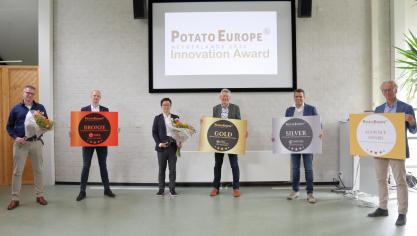 Tevreden gezichten tijdens de uitreiking van de PotatoEurope Innovation Award, met vlnr. Remko Bos (HZPC), Hans Langedijk (HZPC), Matt Yun (E Green Global), Epi Postma (E Green Global), Dirk Vandenhirtz (Crop.zone) en Hildo Brilleman (Nufarm).