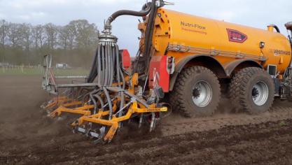 Door de slechte weersomstandigheden vragen landbouwers een verlenging van de uitrijregeling van mest.