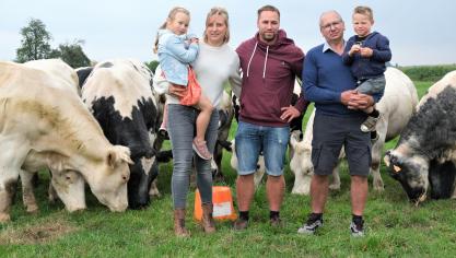 Freddy, Tim en Dorien wonnen de Korte Keten Kop. Ook hun kinderen Phil en Margo vinden dat geweldig!